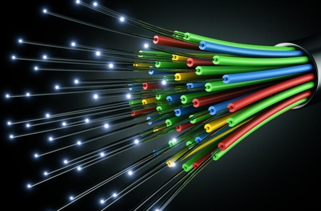 O que é internet via fibra óptica 